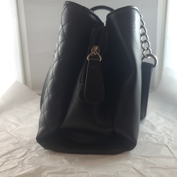 Stylish Guess Cedar Quilted Bag - Trendy and Versatile! - Picture 5 of 7